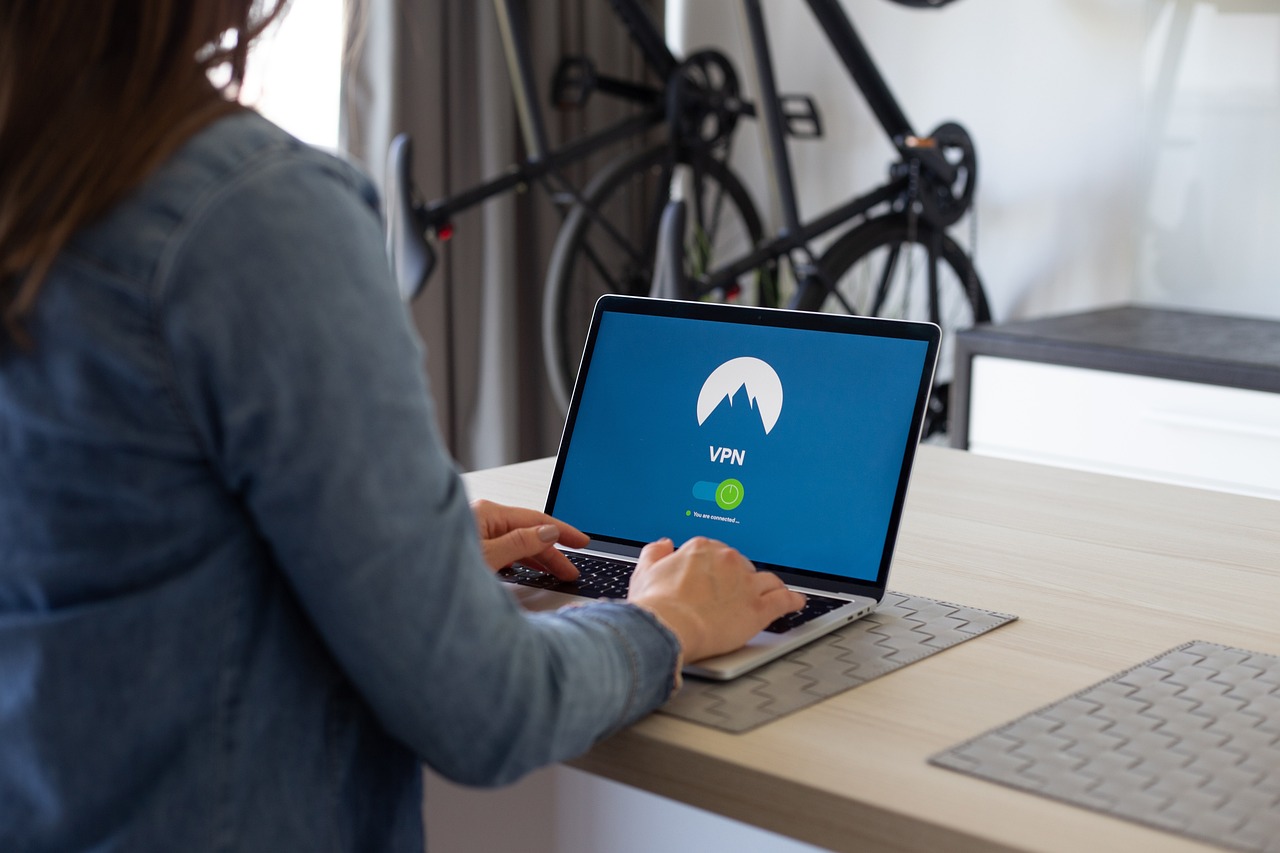 时空中的绘旅人：手机版聊天狗怎么注册账号